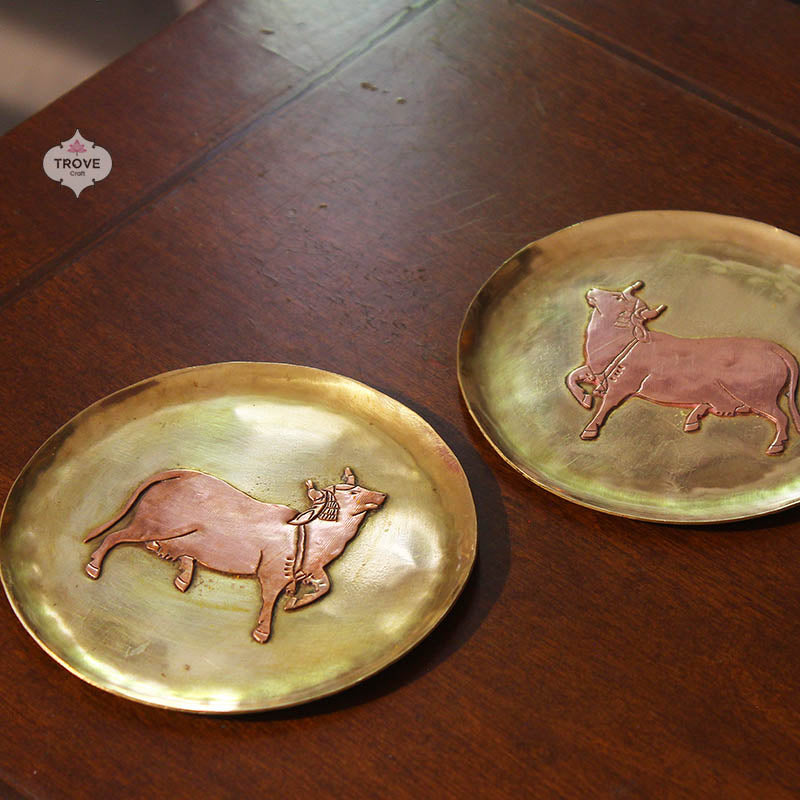 Handmade Kansa plate with cows in copper - set of 2
